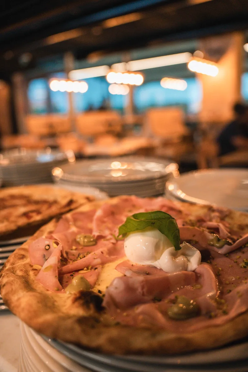 Pizza con mortadella, burrata e pistacchi