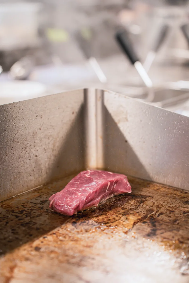 Bistecca marezzata sulla piastra rovente