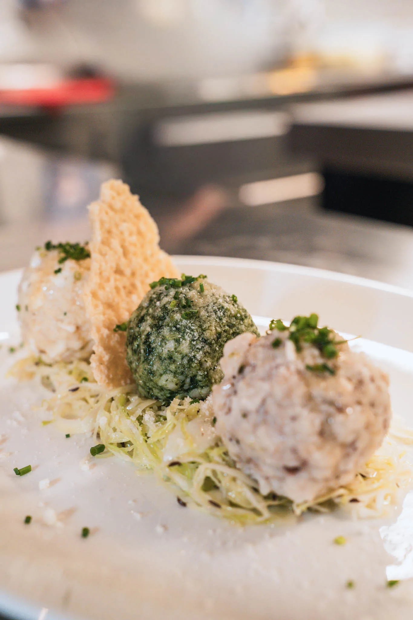 Knödel-Trio auf Krautsalat mit Parmesanchip