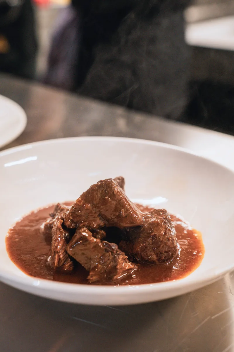 Gulasch di manzo in salsa scura, fumante