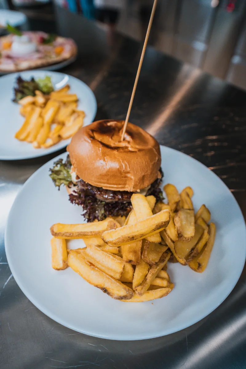 Burger nel pane brioche con patate fritte