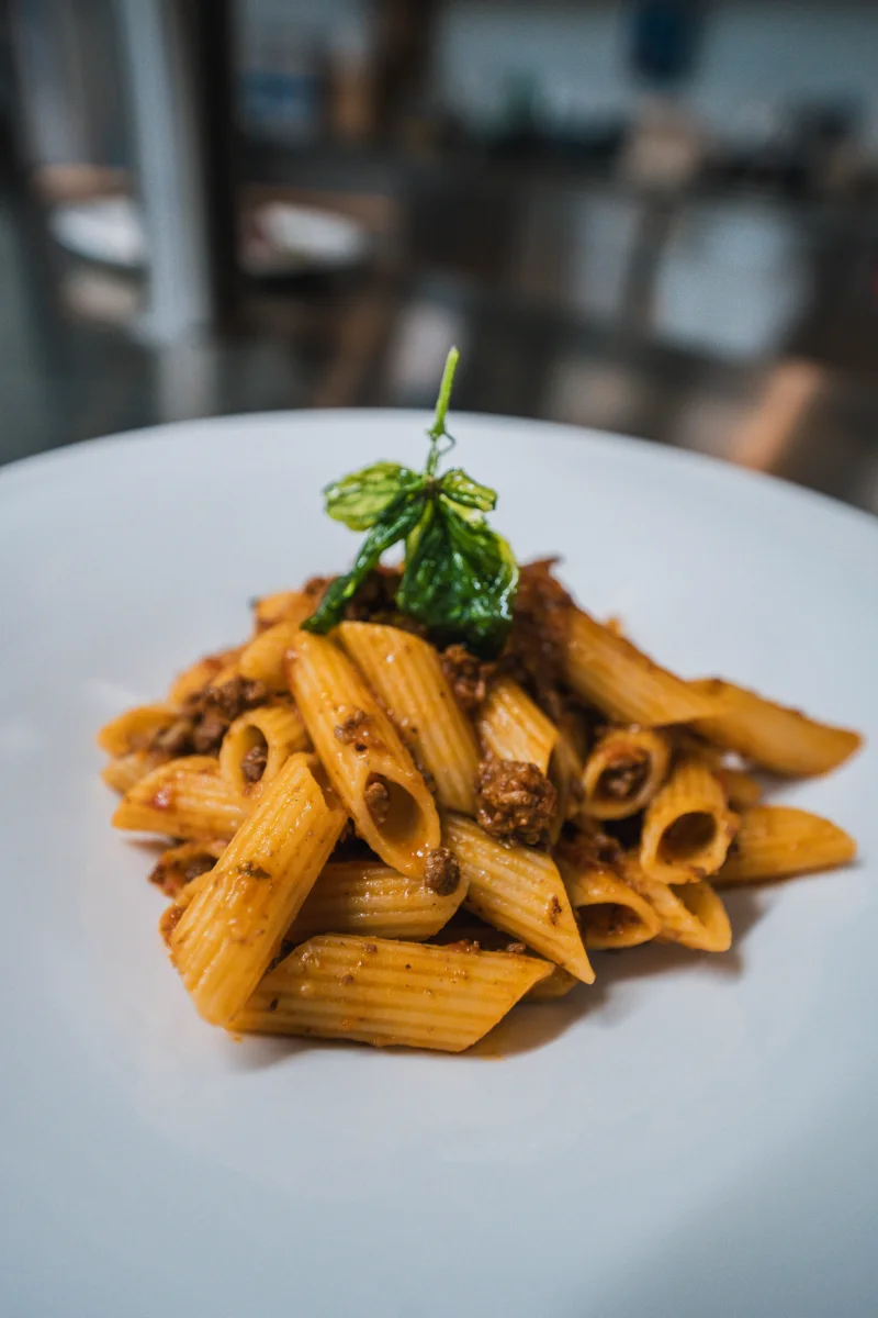 Penne al ragù di carne con basilico