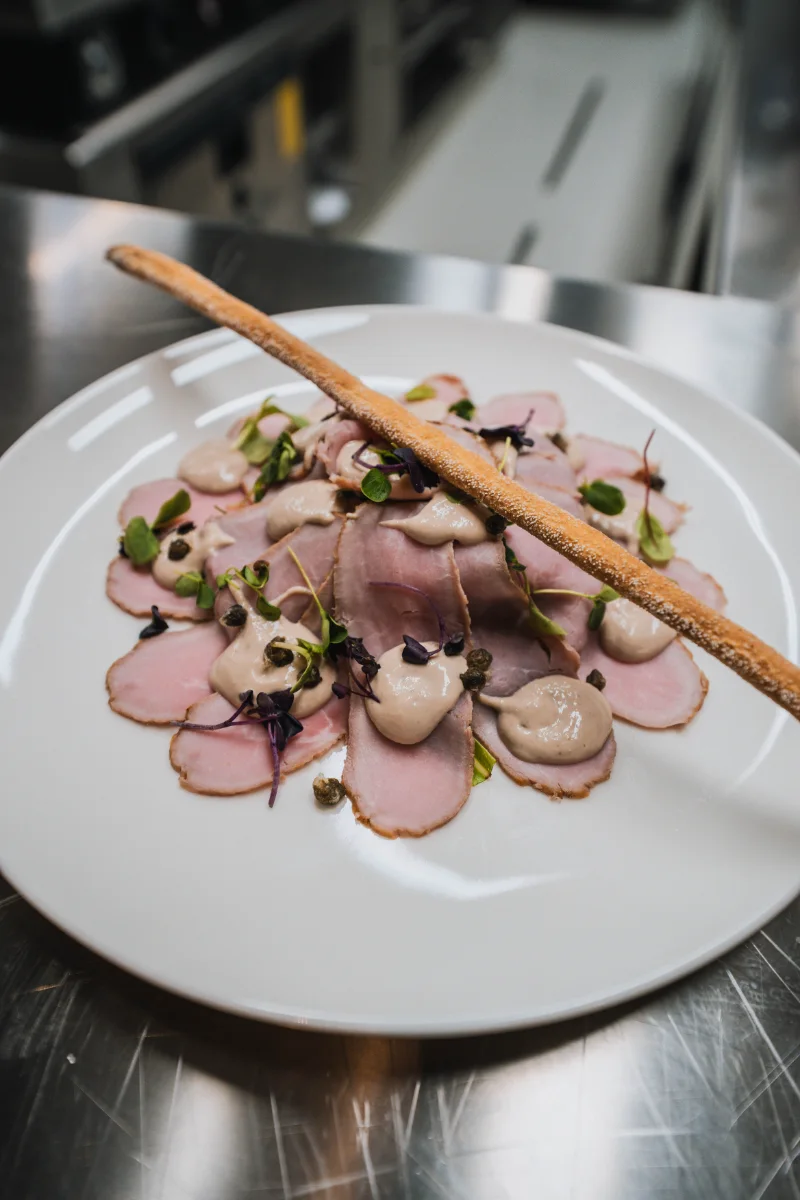 Vitello tonnato con salsa al tonno, capperi e grissino